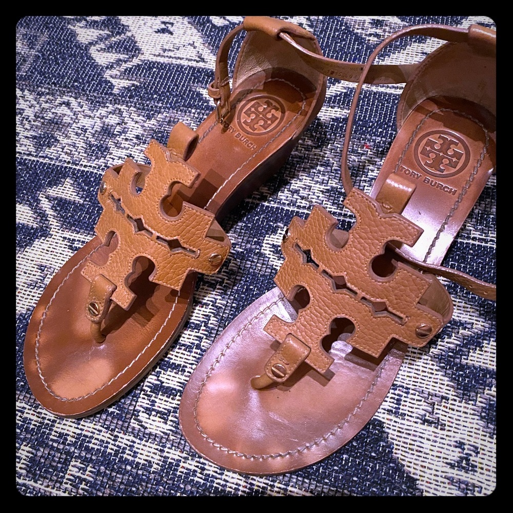 Tory Burch Petite Wedge Sandals  (Cognac Leather)